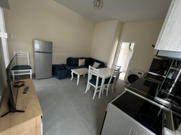 Tirane, jepet me qera apartament 1+1 Kati 1, 400 € (Shkolla Bashkuar)
