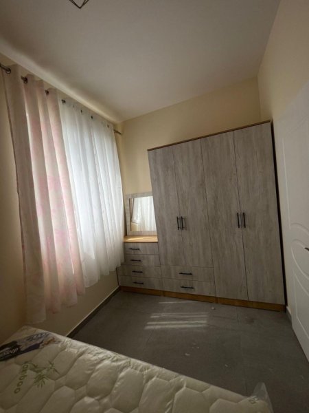 Tirane, jepet me qera apartament 1+1 Kati 1, 400 € (Shkolla Bashkuar)