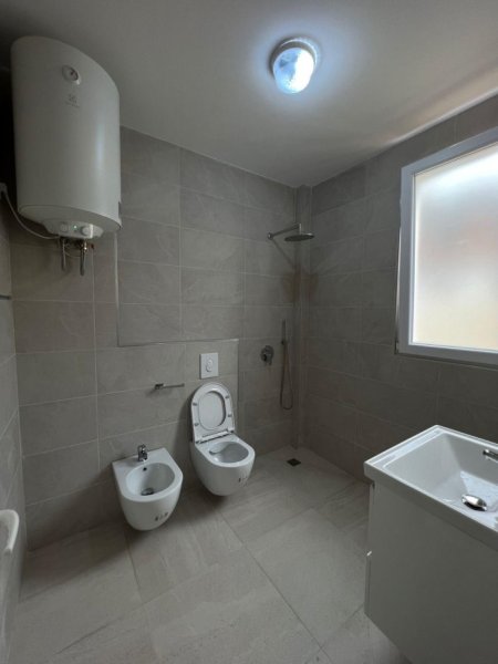 Tirane, jepet me qera apartament 1+1 Kati 1, 400 € (Shkolla Bashkuar)