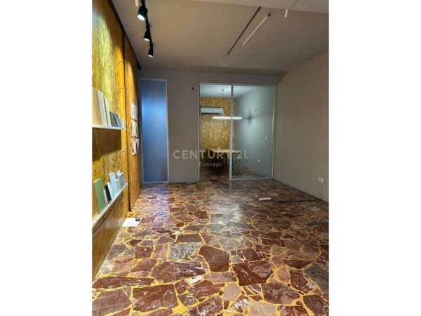 Tirane, jepet me qera ambjent biznesi Kati 0, 77 m² 800 € (Rr.Durresit)