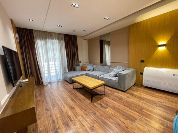 Tirane, jepet me qera apartament 3+1 Kati 5, 140 m² 900 € (Laprake)