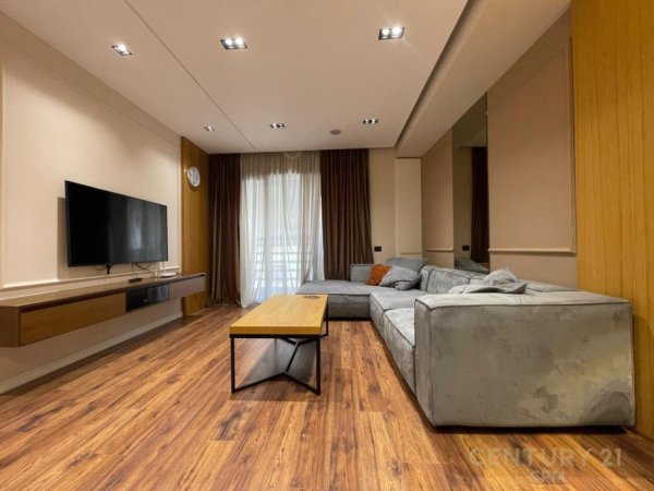 Tirane, jepet me qera apartament 3+1 Kati 5, 140 m² 900 € (Laprake)