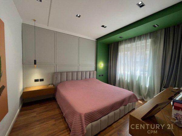 Tirane, jepet me qera apartament 3+1 Kati 5, 140 m² 900 € (Laprake)