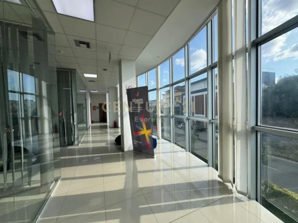 Tirane, jepet me qera ambjent biznesi Kati 4, 2.209 m² 15.000 € (Sauk)