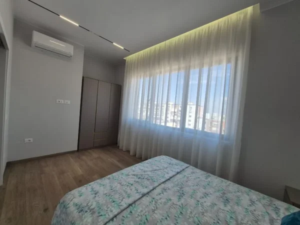 Tirane, jepet me qera apartament 1+1 Kati 8, 42 m² 501 € (Pran 21 Dhjetori Rruga Muhamet Gjollesha)