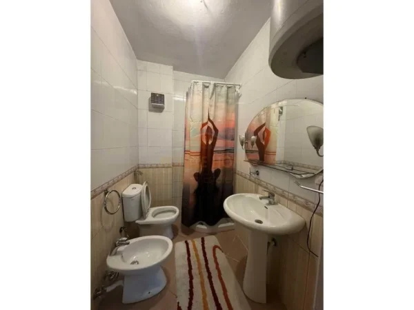 Tirane, jepet me qera 2+1 Kati 2, 96 m² 550 € 