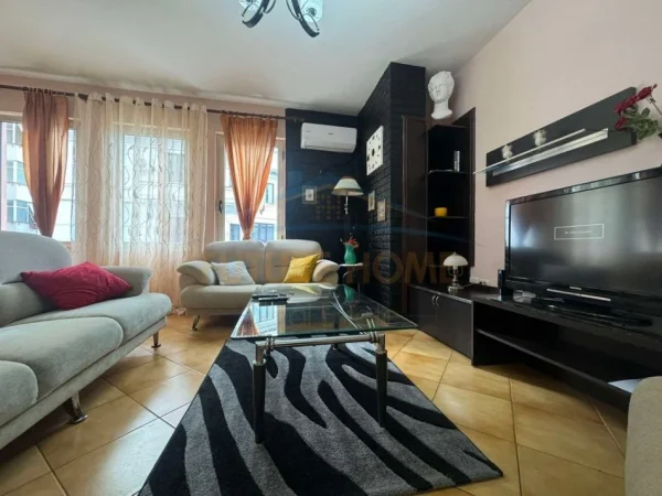 Tirane, jepet me qera 2+1 Kati 2, 96 m² 550 € 