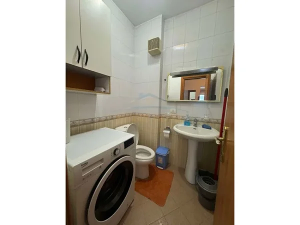 Tirane, jepet me qera 2+1 Kati 2, 96 m² 550 € 