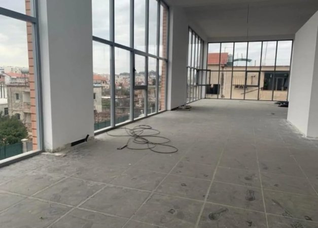 Tirane, jepet me qera zyre Kati 1, 600 € (Rruga e Kavajes)