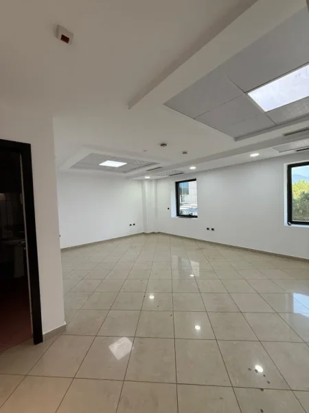 Tirane, jepet me qera ambjent biznesi Kati 4, 94 m² 1.880 € (Kullat Binjake)