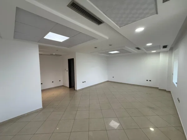 Tirane, jepet me qera ambjent biznesi Kati 4, 94 m² 1.880 € (Kullat Binjake)