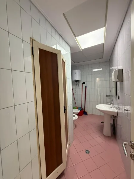 Tirane, jepet me qera ambjent biznesi Kati 4, 94 m² 1.880 € (Kullat Binjake)