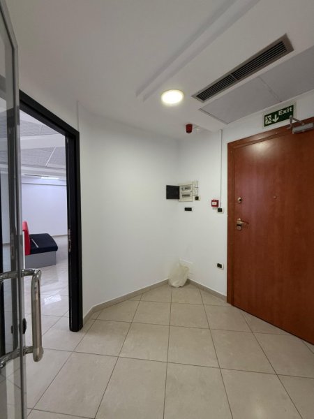 Tirane, jepet me qera ambjent biznesi Kati 4, 94 m² 1.880 € (Kullat Binjake)