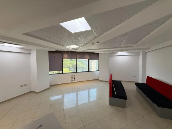 Tirane, jepet me qera ambjent biznesi Kati 4, 94 m² 1.880 € (Kullat Binjake)