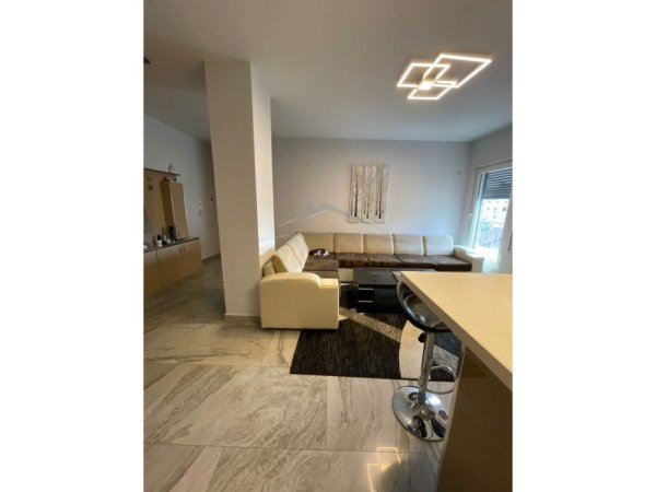 0683487469 Tirane, jepet me qera apartament 3+1 , 114 m² 1.000 € (21 Djetori , Rruga e Kavajes)