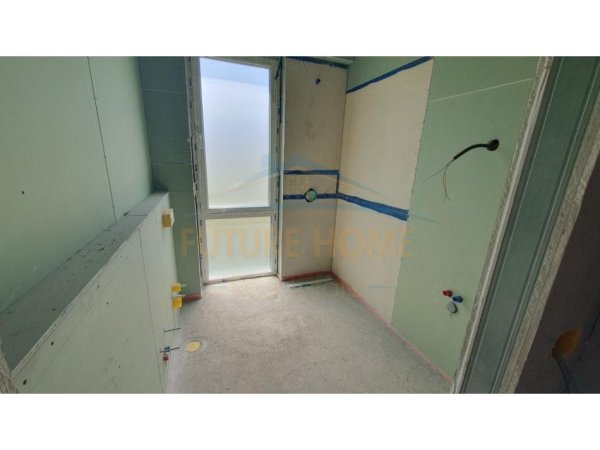 Tirane, shitet apartament 3+1 Kati 1, 141 m² 390.000 € (LIQENI I THATE ,LIQENI ARTIFICIAL)