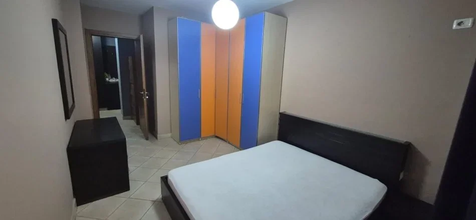 Tirane, jepet me qera apartament 2+1+Ballkon Kati 5, 95 m² 600 € (2+1)