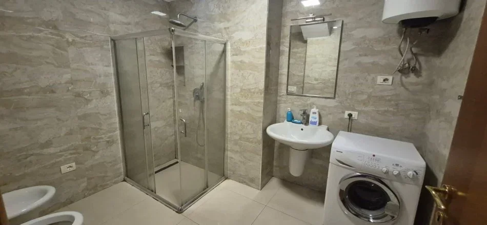 Tirane, jepet me qera apartament 2+1+Ballkon Kati 5, 95 m² 600 € (2+1)