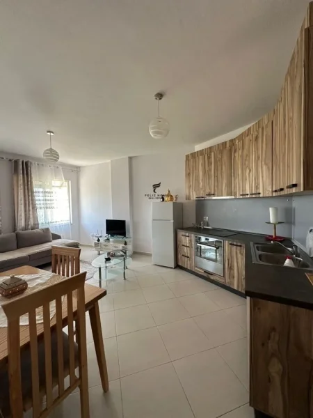 Tirane, jepet me qera apartament 1+1 Kati 8, 70 m² 500 € (YZBERISHT)