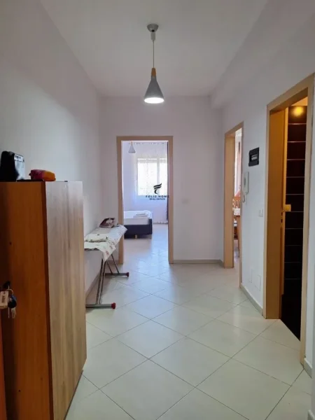 Tirane, jepet me qera apartament 1+1 Kati 8, 70 m² 500 € (YZBERISHT)