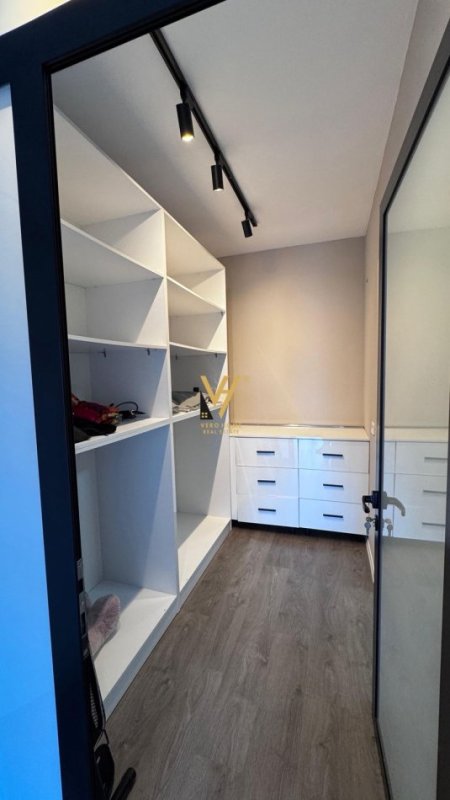 Tirane, jepet me qera apartament 2+1+Ballkon Kati 8, 127 m² 1.200 € (KOMUNA E PARISIT, PARKU OLIMPIK)