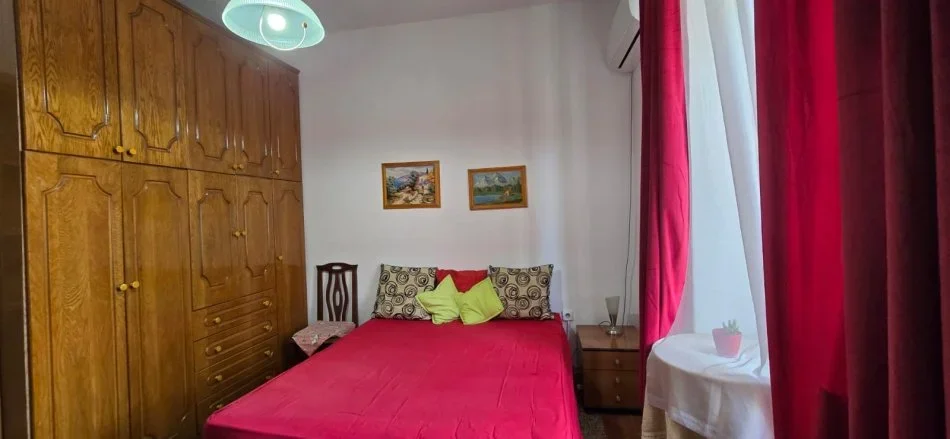 Tirane, jepet me qera vetem 1 dhome 1+1 Kati 3, 380 € (Rruga emin duraku)