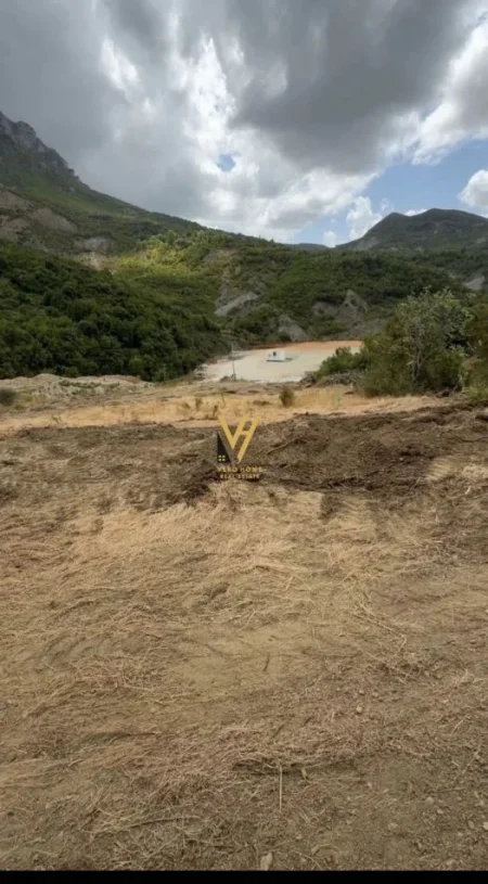 Tirane, shitet toke , 2.000 m² 200.000 € (RRUGA E ARBRIT, TUFINE)