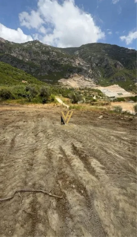 Tirane, shitet toke , 2.000 m² 200.000 € (RRUGA E ARBRIT, TUFINE)