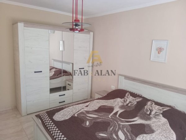 Tirane, jepet me qera apartament 2+1 , 600 € (Pazari i Ri)