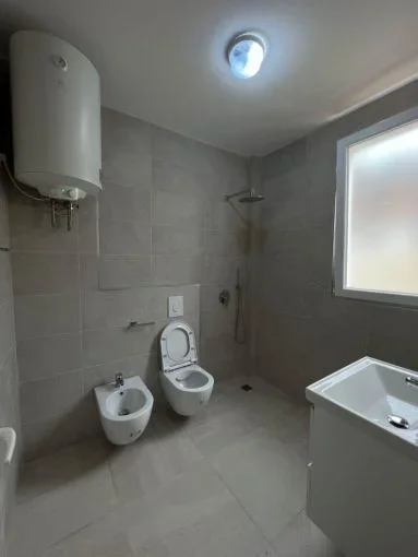 Tirane, jepet me qera apartament 1+1 Kati 1, 50 m² 400 € 