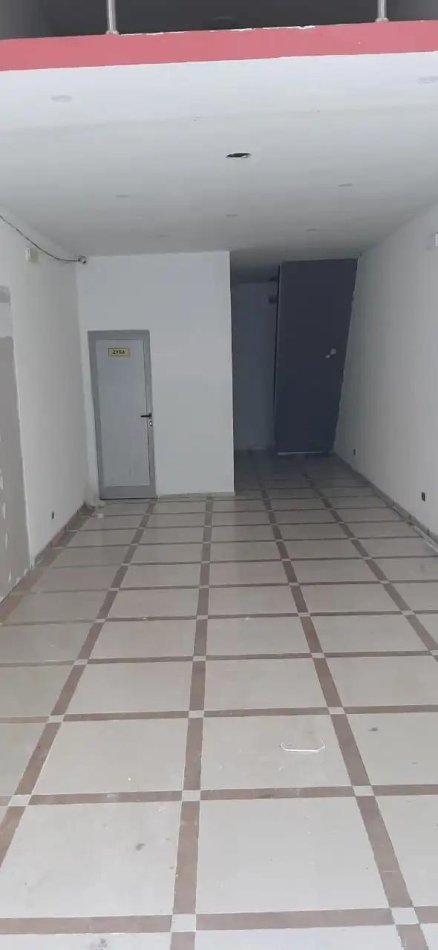 Tirane, jepet me qera dyqan Kati 0, 18 m² 300 € (PAZARI I RI)