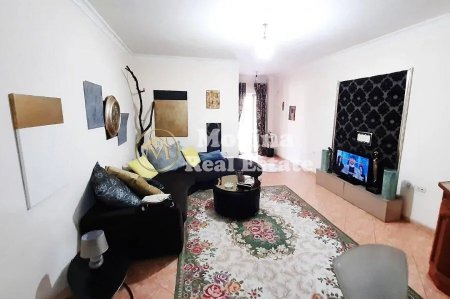 Tirane, jepet me qera apartament 1+1 Kati 1, 80 m² 500 € (Rruga e Kavajes)