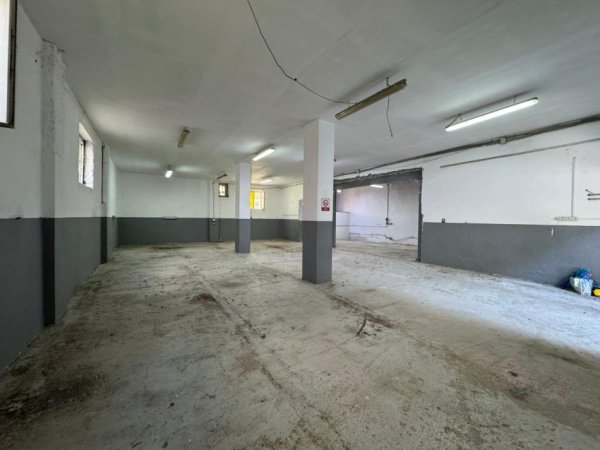 Tirane, jepet me qera magazine Kati 0, 260 m² 1.700 € 