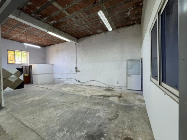 Tirane, jepet me qera magazine Kati 0, 260 m² 1.700 € 