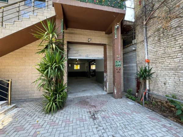 Tirane, jepet me qera magazine Kati 0, 260 m² 1.700 € 