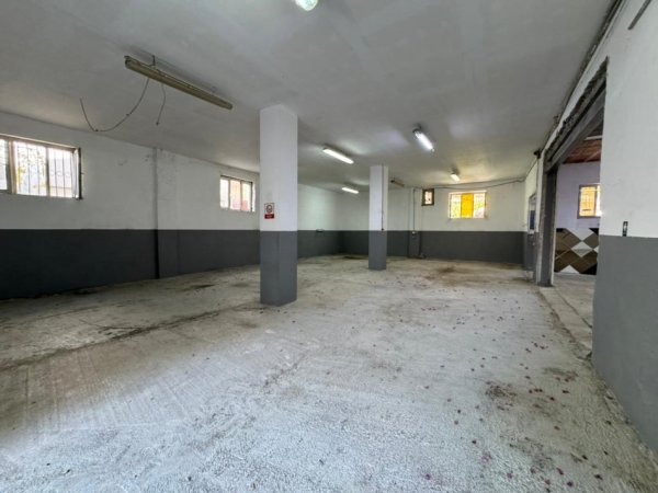 Tirane, jepet me qera magazine Kati 0, 260 m² 1.700 € 
