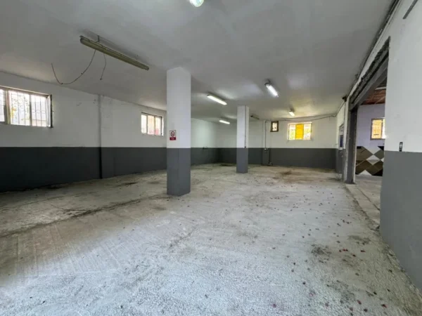 Tirane, jepet me qera magazine Kati 0, 260 m² 1.700 € 