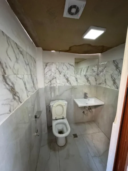 Tirane, jepet me qera magazine Kati 0, 260 m² 1.700 € 