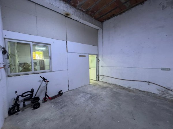 Tirane, jepet me qera magazine Kati 0, 260 m² 1.700 € 