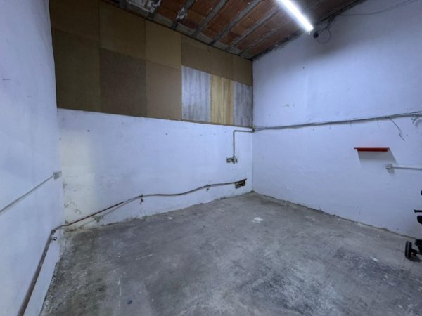 Tirane, jepet me qera magazine Kati 0, 260 m² 1.700 € 