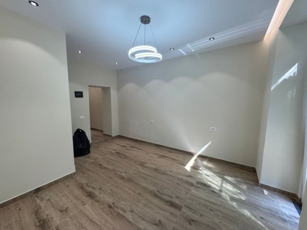 Tirane, jepet me qera apartament 1+1 Kati 0, 52 m² 650 € 