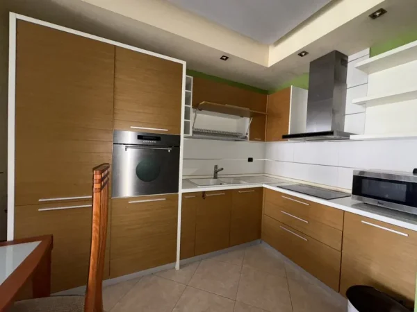 Tirane, jepet me qera 2+1 , 399 € 