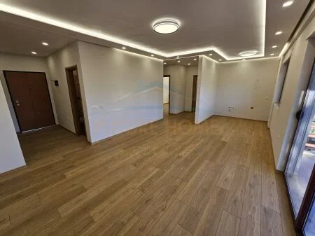 Tirane, shitet apartament 2+1+Ballkon Kati 1, 115 m² 219.000 € (Shkolla Partizani)