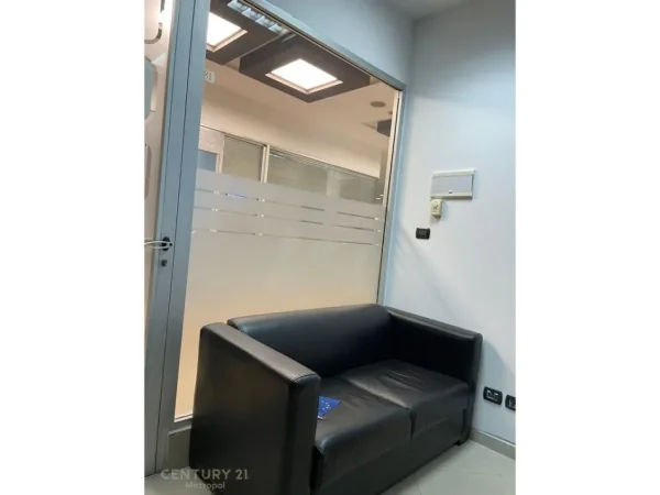 Tirane, jepet me qera zyre Kati 2, 18 m² 450 € (Kullat Binjake)