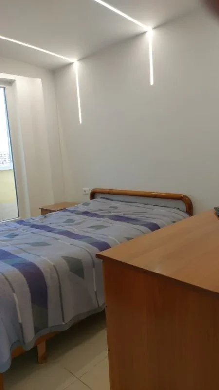Tirane, jepet me qera apartament 1+1 Kati 7, 75 m² 600 € (Medrese)