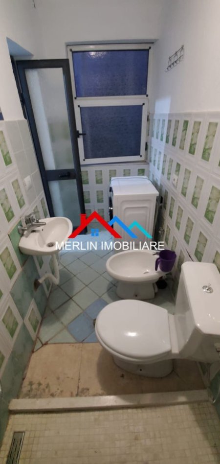 Tirane, jepet me qera apartament 1+1+Ballkon Kati 5, 45 m² 400 € (BRYLI)