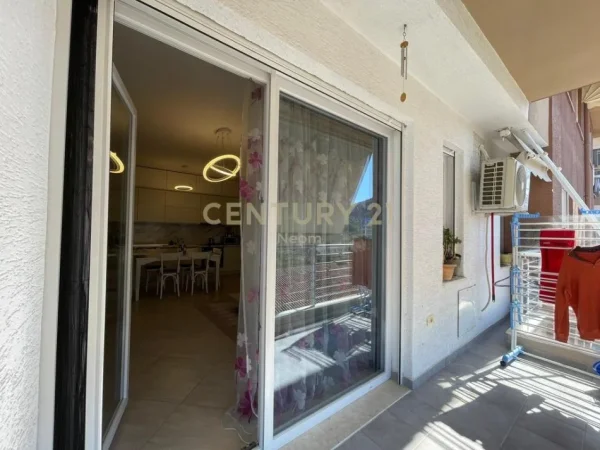 Tirane, jepet me qera apartament 2+1+Aneks+Ballkon Kati 4, 115 m² 800 € (Neom119646)