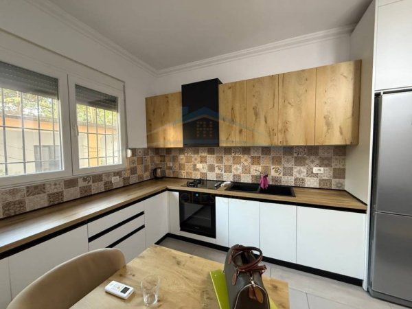 Tirane, jepet me qera apartament 2+1 Kati 1, 75 m² 400 € 