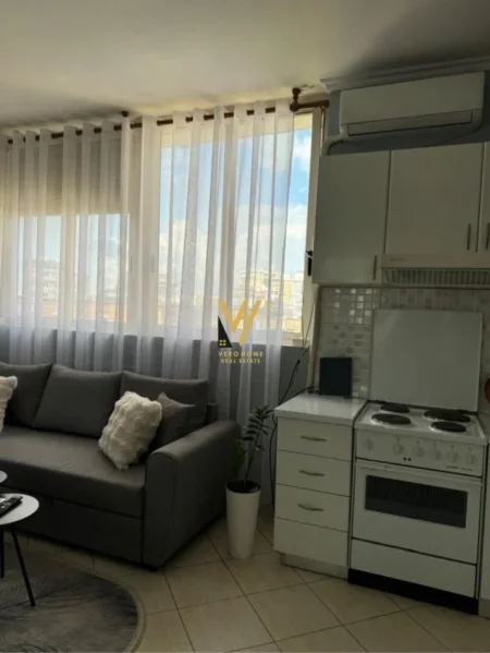 Tirane, jepet me qera apartament 1+1+Ballkon Kati 5, 50 m² 540 € (RRUGA E DURRESIT)