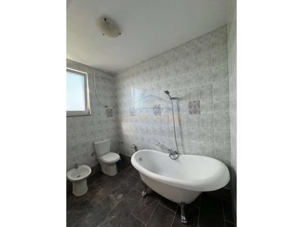0683487469 Tirane, jepet me qera Vile 4+1+Ballkon Kati 3, 1.200 m² 2.000 € (Farke , Rruga Jahja Ballhysa)